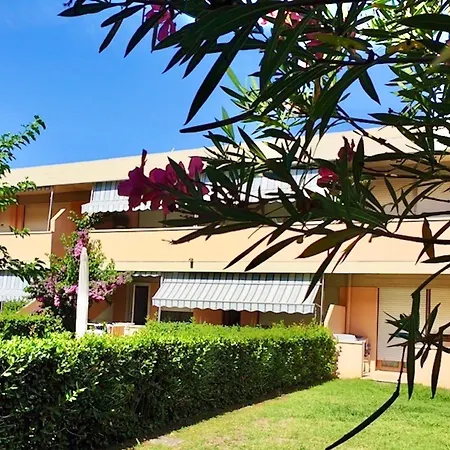 Daire Isstravel, Homes With Common Swimming-pool From 400 To 900 Mt From The Sea